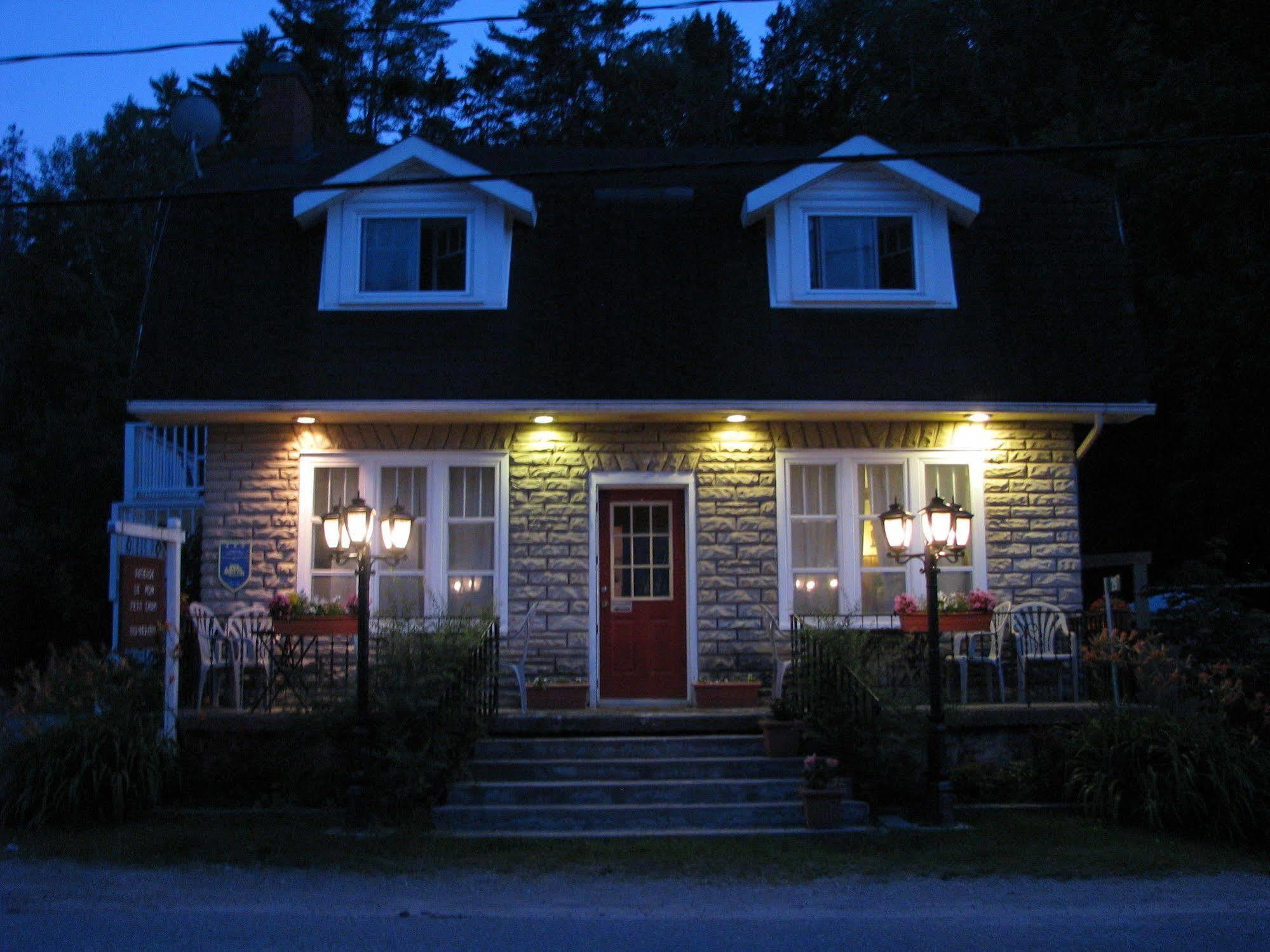 Auberge De Mon Petit Chum B&B Wakefield Bagian luar foto