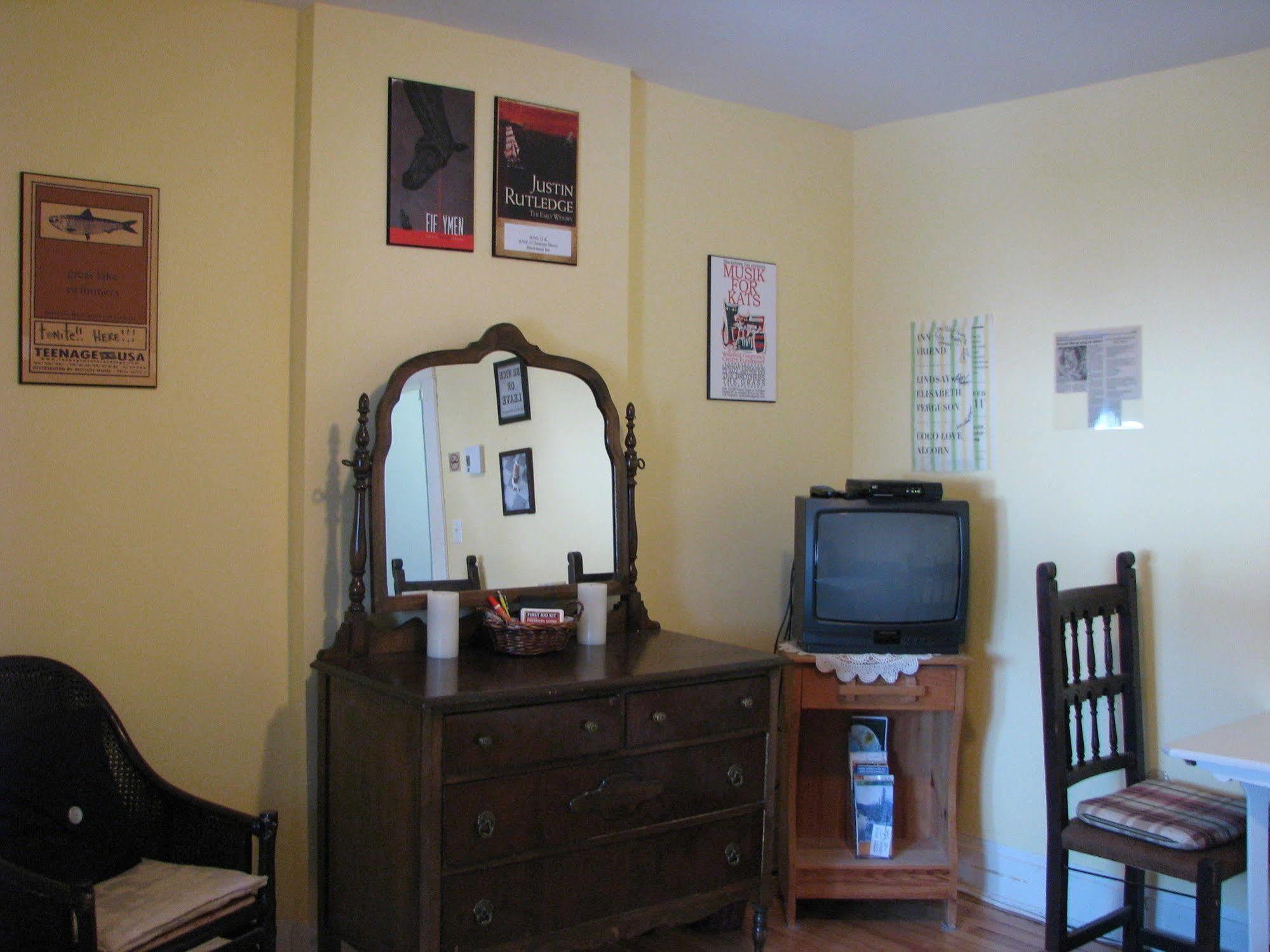 Auberge De Mon Petit Chum B&B Wakefield Bagian luar foto